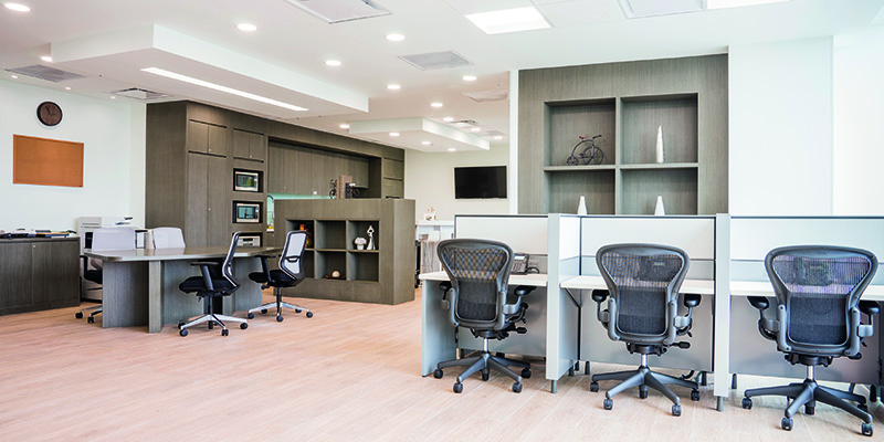 Business center van Regus met bureaus en stoelen